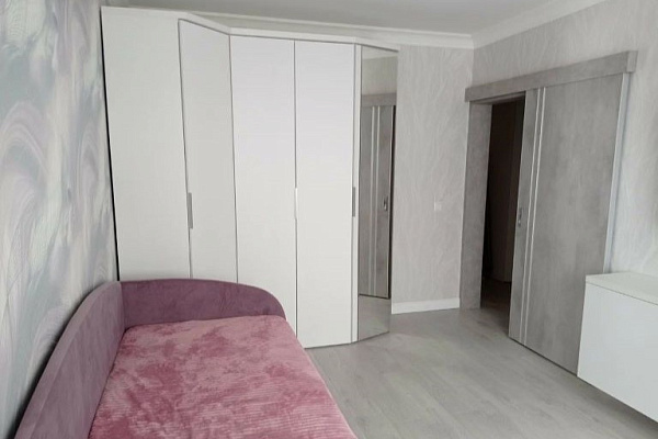 Детская с большим шкафом и мягкой кроватью