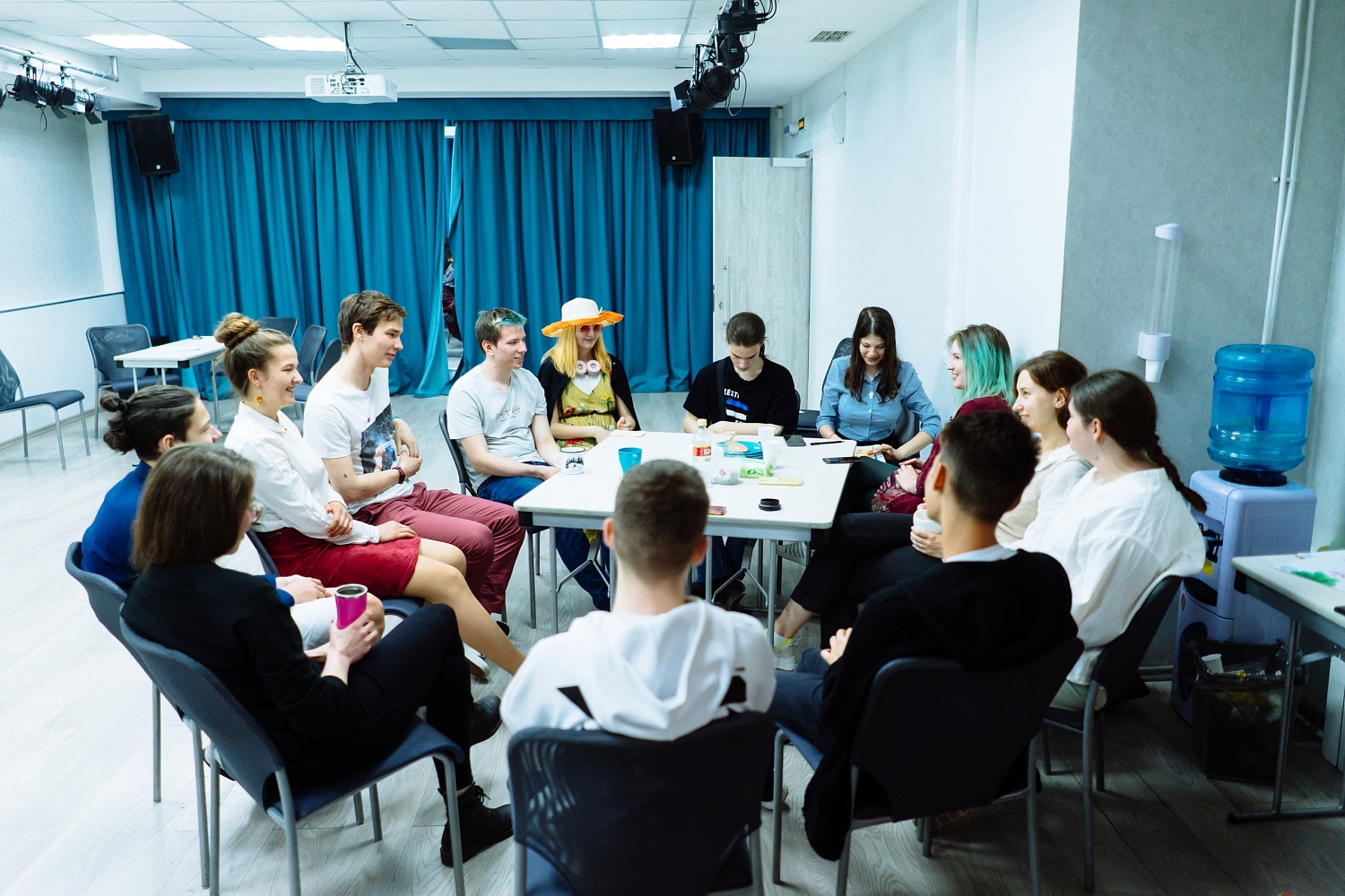 Помогаем. Автономная некоммерческая организация «Одаренная молодежь»